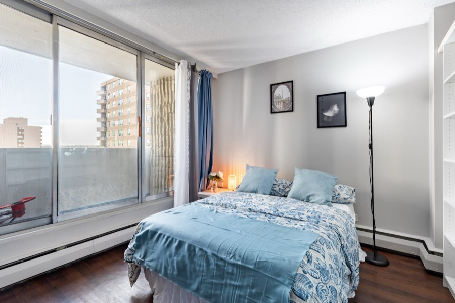 Flex Balcony Room - Dominik - Private Room in Montreal