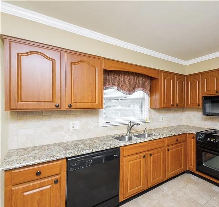 Furnished Room - Dogwood House, Charlotte - Private Room in Charlotte