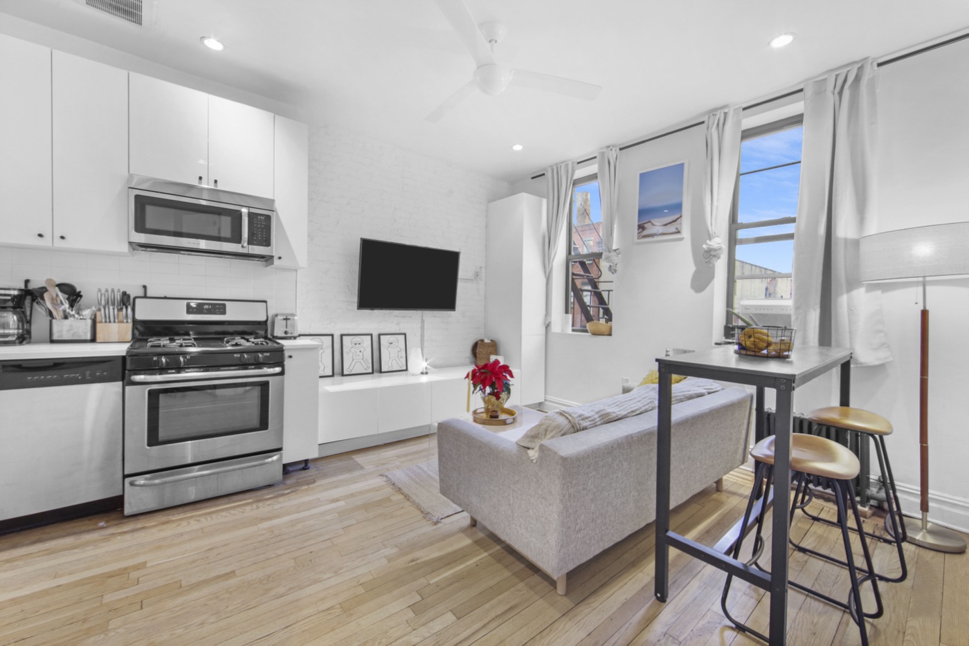 Cozy Bedroom - 107 Greenpoint Ave, Brooklyn photo 3